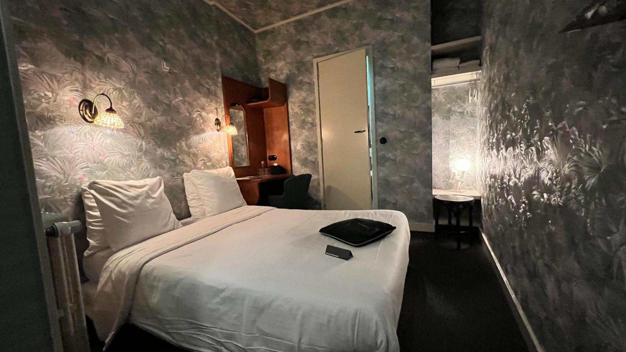 Hotel Latroupe Le Berger Saint-Gilles Habitación foto